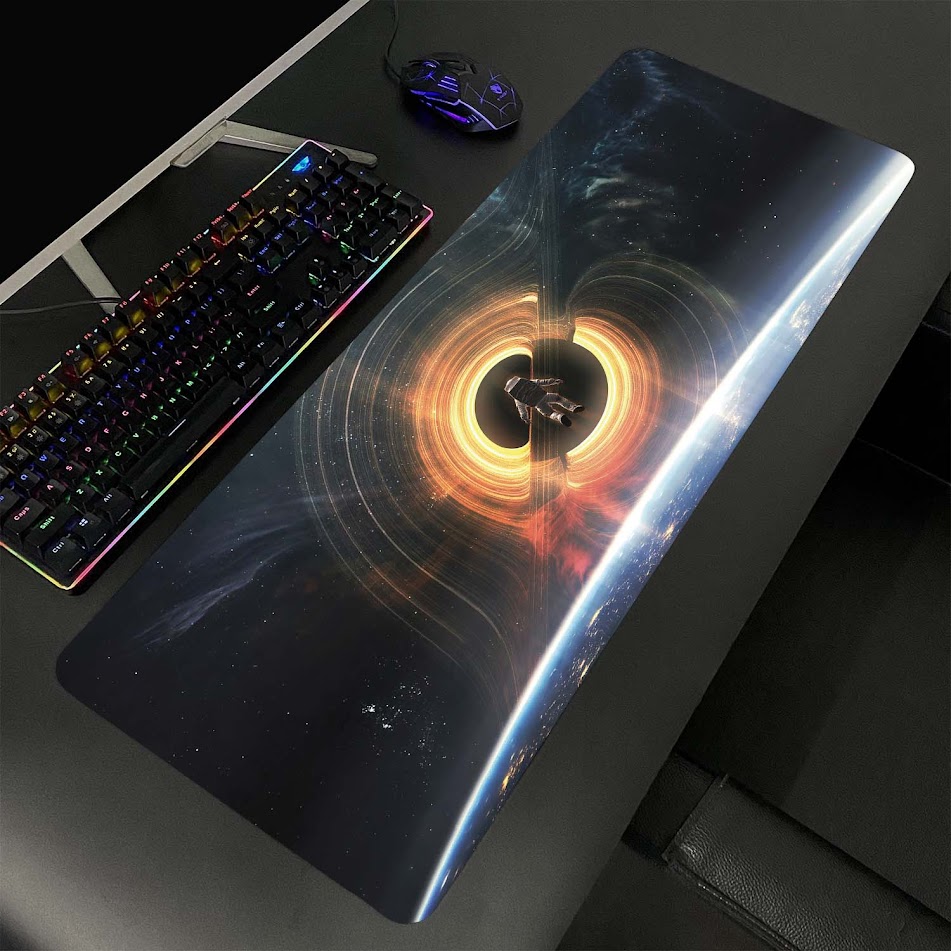 Lót chuột cỡ lớn 80x30 Phi hành gia trước HỐ ĐEN cho gaming setup