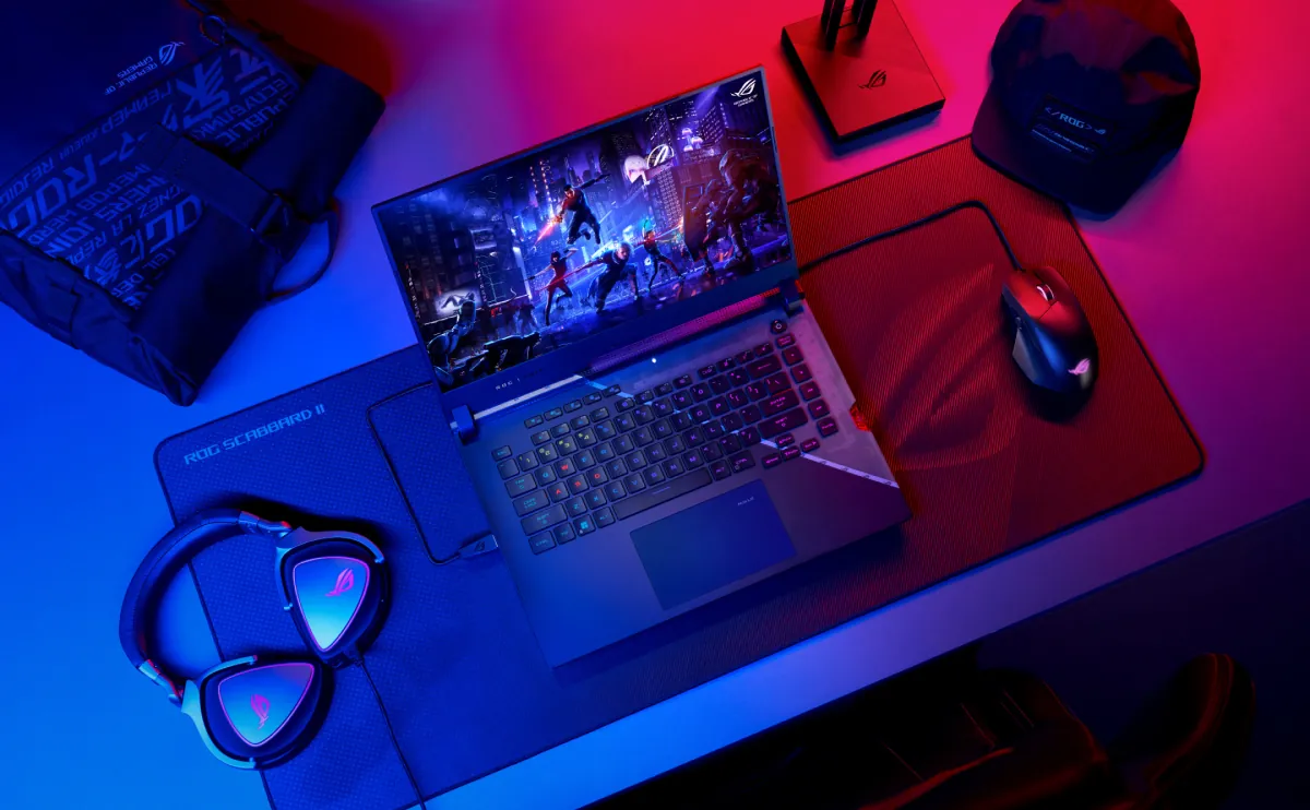Laptop gaming, chuột và tai nghe trên tấm lót chuột lớn